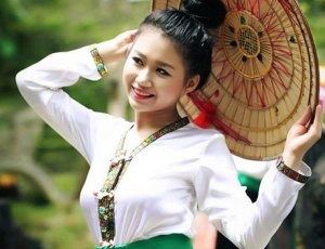 Nữ dân tộc thái trắng